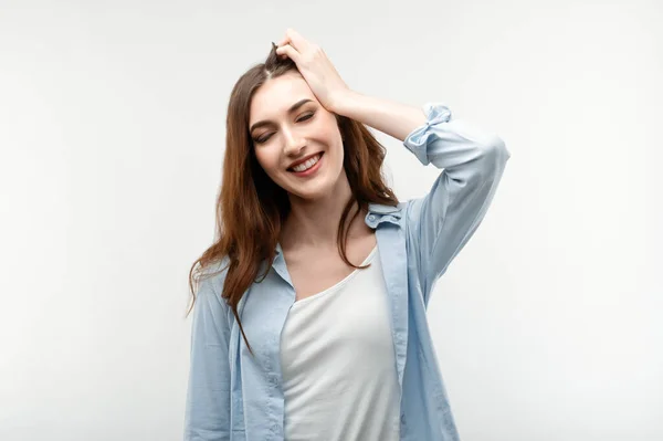 Joyful Kaukasisch Meisje Met Lang Kastanjehaar Gekleed Casual Kleding Heeft — Stockfoto