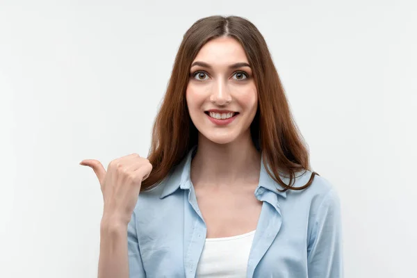 Mooi Meisje Met Lang Kastanjebruin Haar Gekleed Casual Kleding Wijzend — Stockfoto