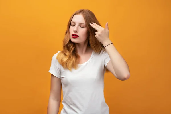 Chica Seria Con Pelirroja Ondulada Vistiendo Camiseta Blanca Disparándose Matándose — Foto de Stock