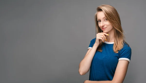 Bedachtzame Jonge Vrouw Met Blond Recht Haar Een Blauw Shirt — Stockfoto