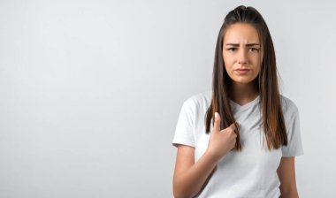 Benim yüzümden. Uzun kestane rengi saçları olan öfkeli bir kızın portresi çirkin sözlerle irkilmiş, kendini parmağıyla işaret etmiş, ağzı açık kalmış, tatmin olmamış bir ifade takınıyor, gündelik kıyafetler giyiyor.