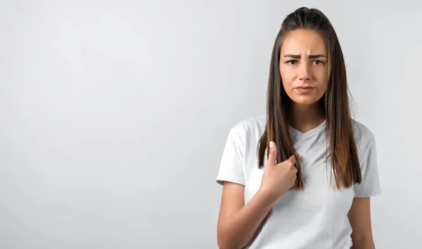 Mim Retrato Menina Indignada Com Cabelo Longo Castanho Assustado Por — Fotografia de Stock