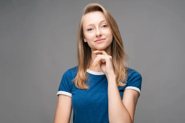 Tänksam Ung Kvinna Med Blont Rakt Hår Och Blå Shirt — Stockfoto