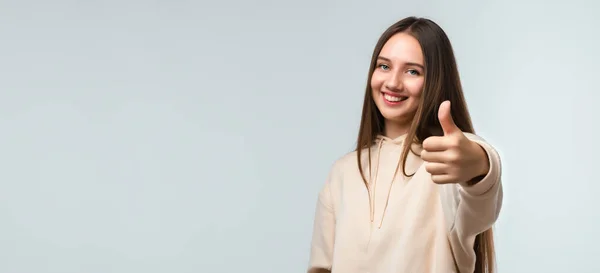 Feliz Mujer Joven Bonita Con Pelo Largo Castaño Sonriendo Mostrando —  Fotos de Stock