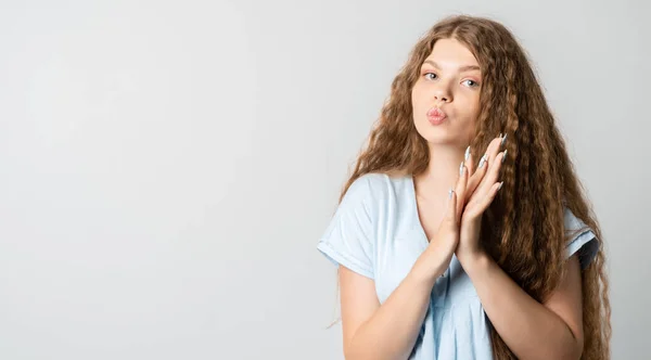 Фото Вдумчивой Европейской Молодой Женщины Кудрявыми Длинными Волосами Смотрит Мечтательным — стоковое фото