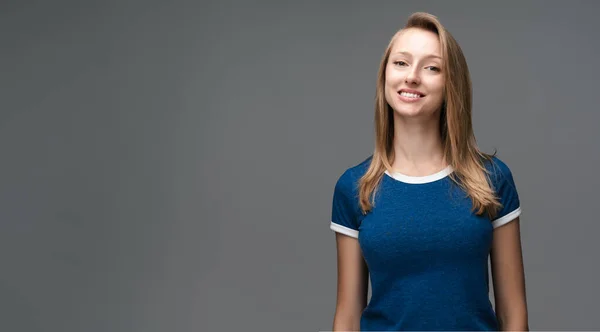 Estúdio Tiro Mulher Bonita Com Cabelo Liso Loiro Sorriso Largo — Fotografia de Stock