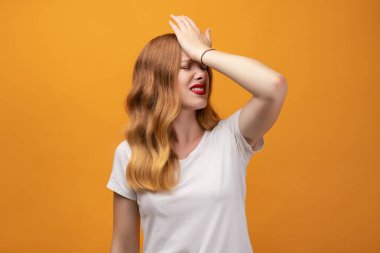 Beyaz tişörtlü, dalgalı kızıl saçlı güzel bir kız bir hata yaptı şüpheyle belirsizdi, kafa kafaya düşündü. Düşünceli bir kavram. Sarı arkaplanda izole edilmiş