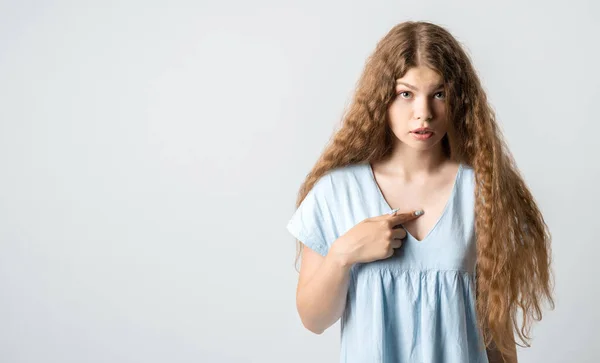 Retrato Chica Indignada Con Pelo Largo Rizado Sobresaltado Por Palabras —  Fotos de Stock