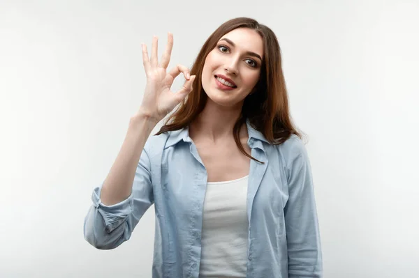 Vrolijk Meisje Met Lang Kastanjebruin Haar Gekleed Casual Kleding Demonstreert — Stockfoto