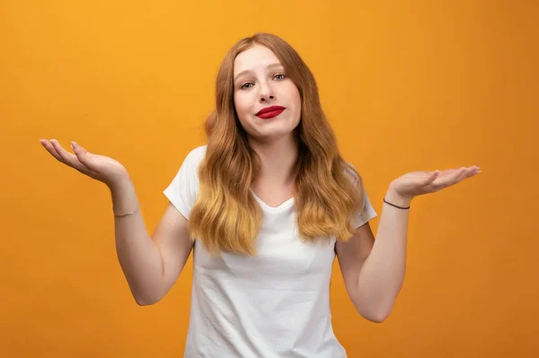 Kafası karışmış, uzun dalgalı sarı saçlı, beyaz tişörtlü, kuşkuyla el ele tutuşan bir kız. Şüphe, belirsizlik ve karmaşa kavramı