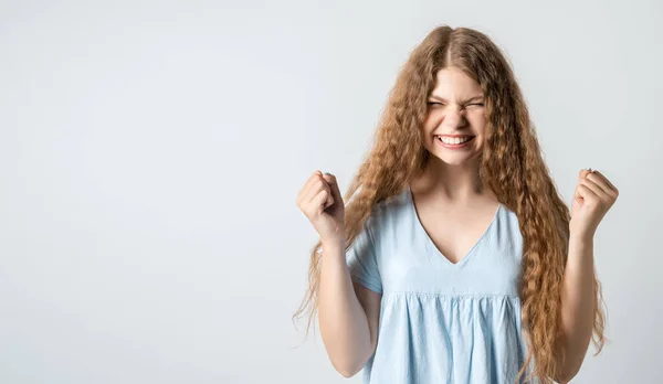 Het Leven Prachtig Joyful Meisje Met Krullend Lang Haar Houdt — Stockfoto