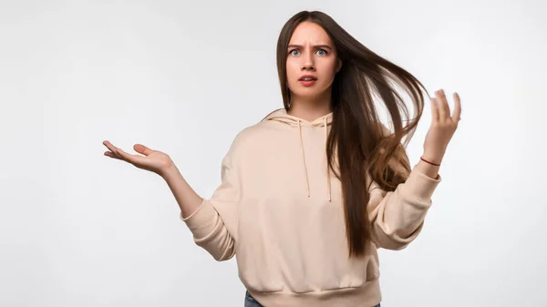 Estudio Toma Inseguro Desconcertado Joven Hembra Con Pelo Largo Castaño — Foto de Stock