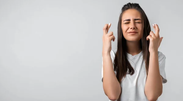 Moet Winnen Vreugdevolle Europese Jonge Vrouw Met Lang Kastanjehaar Steekt — Stockfoto