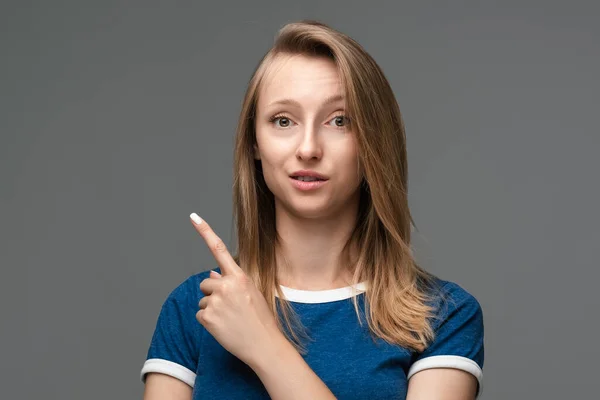 Young Woman Blonde Straight Hair Isolated Gray Background Pointing Finger — Stock Photo, Image