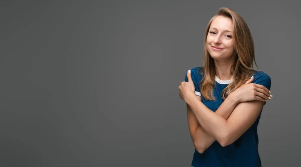 Menina Loira Europeia Encantadora Abraçando Segurar Ombros Inclinando Cabeça Flertando — Fotografia de Stock