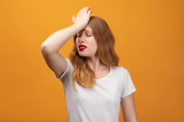 Beyaz tişörtlü, dalgalı kızıl saçlı güzel bir kız bir hata yaptı şüpheyle belirsizdi, kafa kafaya düşündü. Düşünceli bir kavram. Sarı arkaplanda izole edilmiş