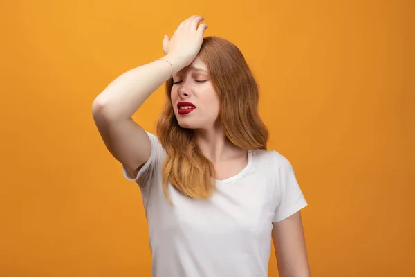 Chica Guapa Con Pelirroja Ondulada Vistiendo Camiseta Blanca Cometida Error —  Fotos de Stock