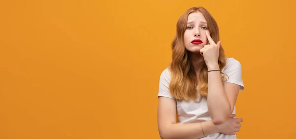 Bonita Chica Con Pelirroja Ondulada Con Camiseta Blanca Apuntando Ojo — Foto de Stock