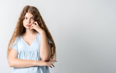 Güzel bir kadın esrarengiz bir şekilde, yasadışı ya da gizlice bir şey yapmak istiyor. Stüdyo beyaz arka plan çekti. Metnin için boşluk kopyala