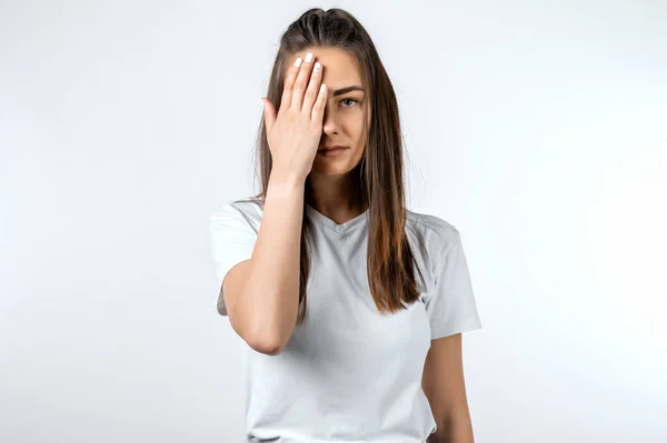 Jovem Mulher Shirt Branca Cobrindo Com Mão Cabeça Ela Não — Fotografia de Stock