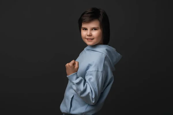 かわいい男の子のイメージ10 12歳 カジュアルな服を着て笑顔で勝者のジェスチャーを作り 素晴らしいニュースを祝います スタジオショット グレーの背景 隔離された 人間の感情の概念 — ストック写真