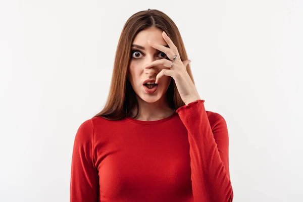 Retrato Mulher Jovem Assustada Com Longos Cabelos Castanhos Camisola Vermelha — Fotografia de Stock