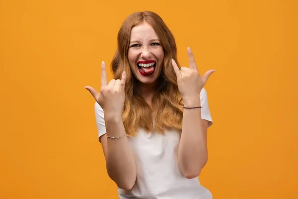 Emotiv Ung Kvinna Med Vågig Rödhårig Gör Rock Roll Tecken — Stockfoto