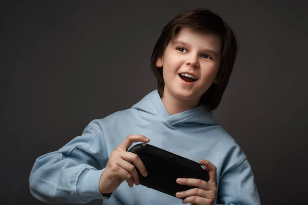 Πορτρέτο Του Χαριτωμένο Αγόρι Ετών Ντυμένος Casual Ρούχα Στέκεται Gamepad — Φωτογραφία Αρχείου