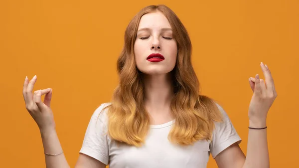 Jonge Mooie Vrouw Met Golvende Roodharige Het Dragen Van Witte — Stockfoto