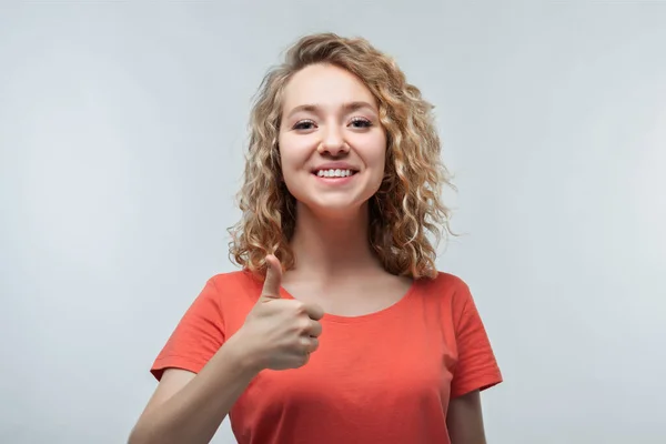 Retrato Chica Rubia Alegre Con Pelo Rizado Camiseta Casual Mostrando — Foto de Stock