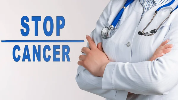 Szöveg Stop Cancer Fehér Alapon Közelben Van Egy Orvos Fehér — Stock Fotó