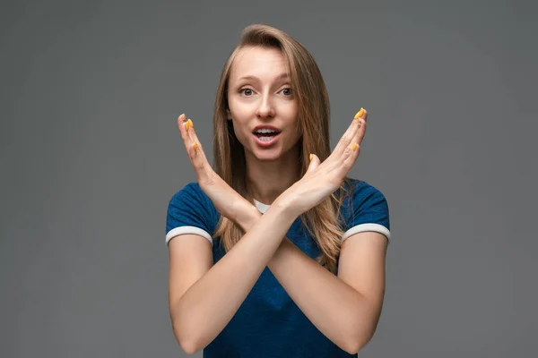 Chica Seria Con Cabello Rubio Liso Camiseta Azul Haciendo Stop —  Fotos de Stock