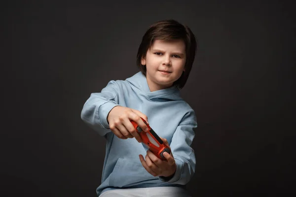 Porträtt Söt Pojke Gammal Klädd Avslappnade Kläder Stående Med Joystick — Stockfoto