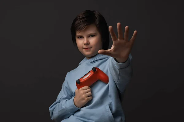 Rapaz Bonito Anos Idade Segurar Joystick Jogar Videogames Com Mão — Fotografia de Stock