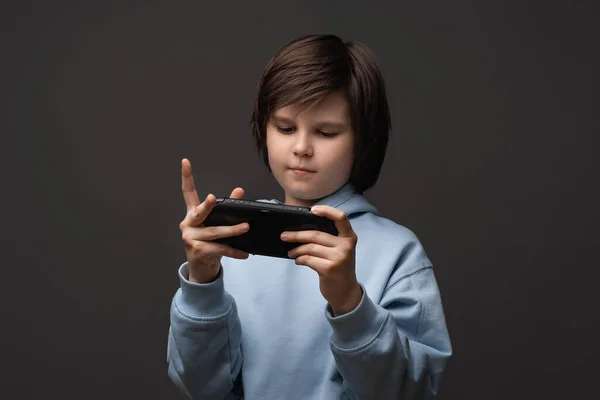 Retrato Menino Bonito Anos Vestido Com Roupas Casuais Com Gamepad — Fotografia de Stock