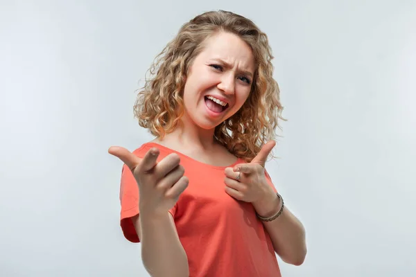 Beeld Van Een Jonge Vrolijke Vrouw Met Krullend Kapsel Lachend — Stockfoto