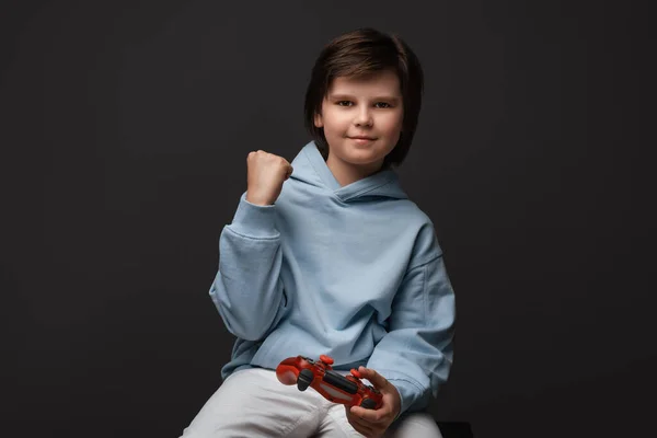 Πορτρέτο Του Χαριτωμένο Αγόρι Ετών Ντυμένος Casual Ρούχα Στέκεται Χειριστήριο — Φωτογραφία Αρχείου