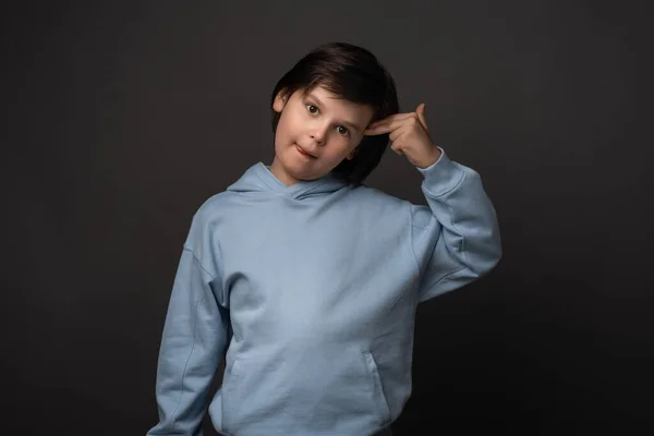 Förbryllad Pojke Gammal Klädd Avslappnade Kläder Peka Finger För Att — Stockfoto