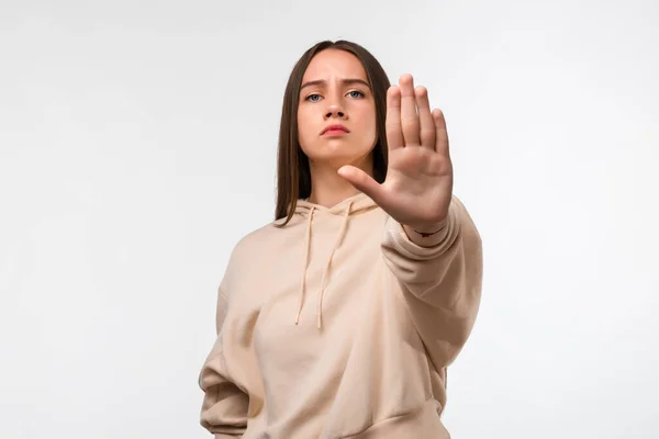 Mujer Bonita Joven Con Pelo Largo Castaño Con Aspecto Serio — Foto de Stock