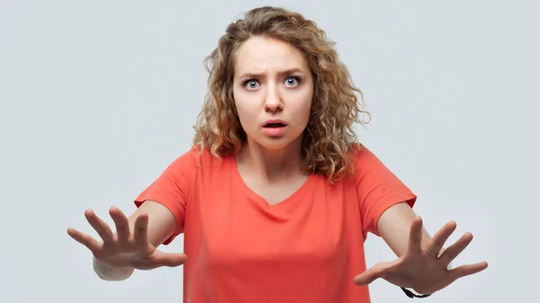 Young Shocked Woman Curly Hair Dressed Casual Shirt Expressing Surprise — Stock Photo, Image