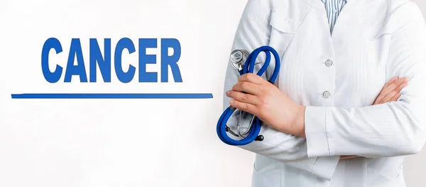 Palabra Cancer Sobre Fondo Blanco Muy Cerca Hay Médico Bata — Foto de Stock