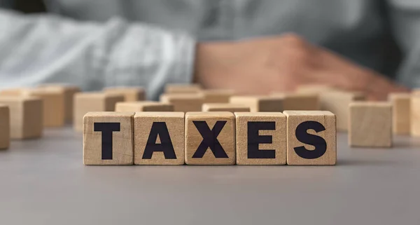 Word Taxes Gemaakt Van Kubushouten Blok Een Bureau Bedrijfsstrategie Visie — Stockfoto