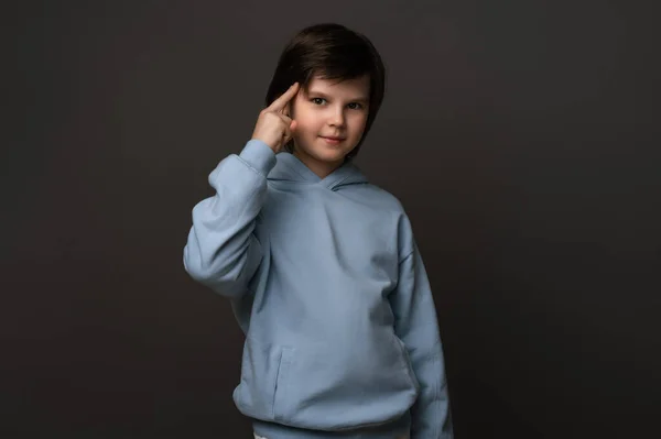 Συναισθηματικό Πορτραίτο Ενός Αγοριού Ετών Ντυμένου Καθημερινά Ρούχα Που Δείχνει — Φωτογραφία Αρχείου