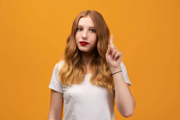 Retrato Uma Jovem Mulher Séria Com Ruiva Ondulada Mostrando Dedo — Fotografia de Stock