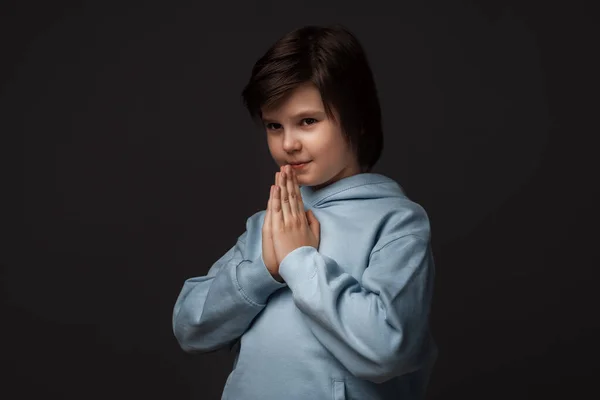소년이 손바닥을 기도하는 묵상하고 평화와 사랑을 구하는 기도를 차분하고 표정을 — 스톡 사진