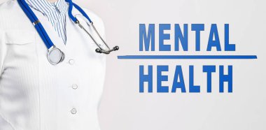 Beyaz arkaplandaki MENTAL Sağlık mesajını gönder. Yakınlarda beyaz önlüklü ve steteskoplu bir doktor var. Tıbbi konsept
