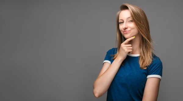 Menina Jovem Pensativo Com Cabelo Liso Loiro Uma Camisa Azul — Fotografia de Stock
