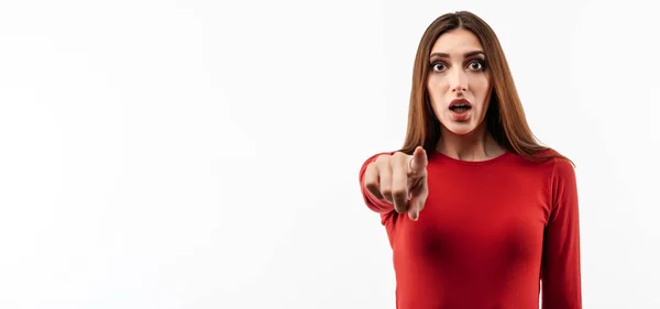 Jolie Jeune Femme Aux Longs Cheveux Châtain Pull Rouge Décontracté — Photo