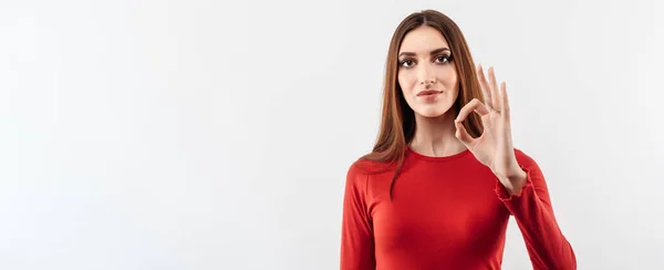 Portrait Une Jeune Femme Heureuse Aux Longs Cheveux Châtain Montrant — Photo