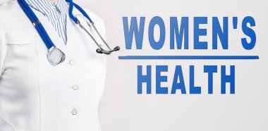 Beyaz arkaplandaki kadınların sağlığına mesaj at. Yakınlarda beyaz önlüklü ve steteskoplu bir doktor var. Tıbbi konsept